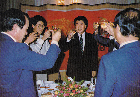 1987년 9월 7일 미원의 영원한 발전을 위하여 건배! 시종 화기 애애한 분위기 속에 진행된 취임식