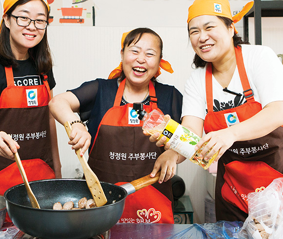 청정원 봉사단이 청정원 제품들로 음식 제조하는 사진