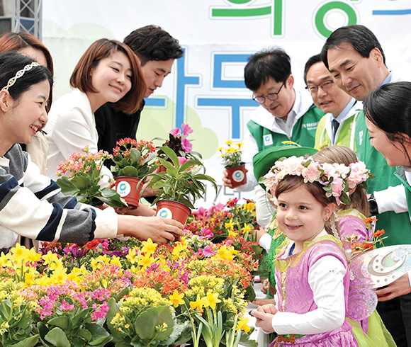 맞춤형 사회공헌으로 나무심기 봉사활동 사진