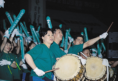 2004년 5月 대상가족 열린한마당축제 응원 이미지