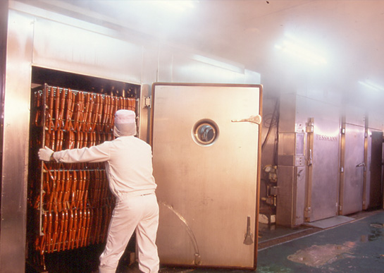 京畿道城南工厂内部生产线肉加工香肠的照片