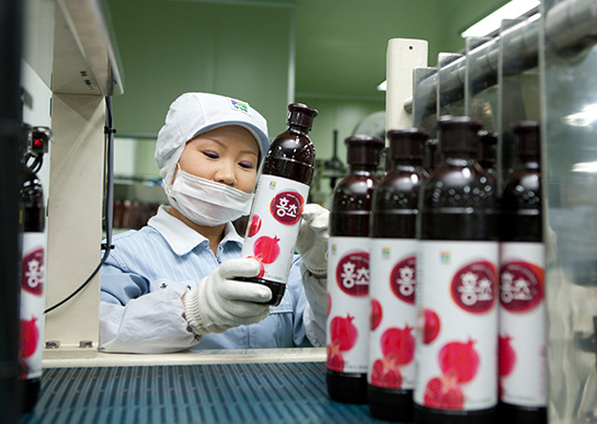 京畿道乌山工厂内部生产线红醋的照片