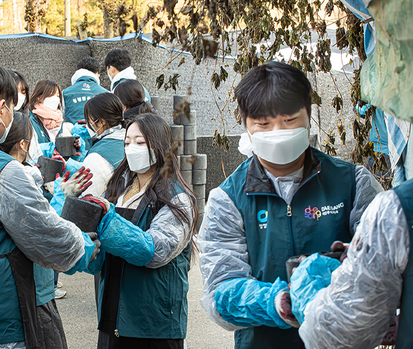 대상 존중 봉사단이 청정원 제품들로 음식 제조하는 사진