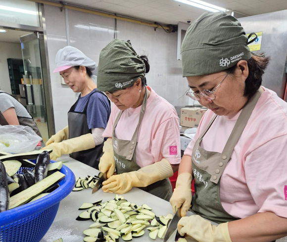 대상 존중 봉사단이 청정원 제품들로 음식 제조하는 사진